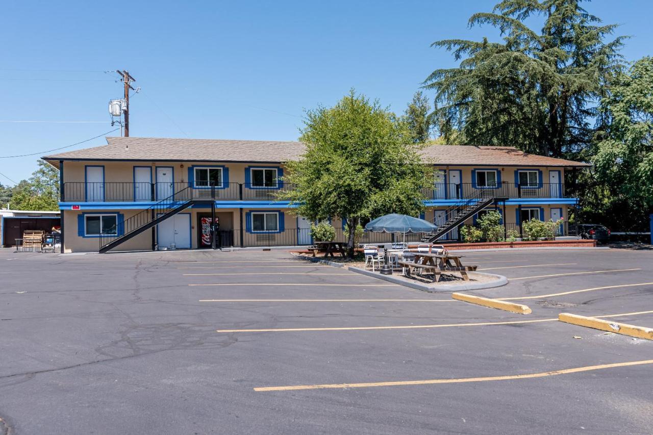 Cedar Lodge Motor Inn Медфорд Экстерьер фото