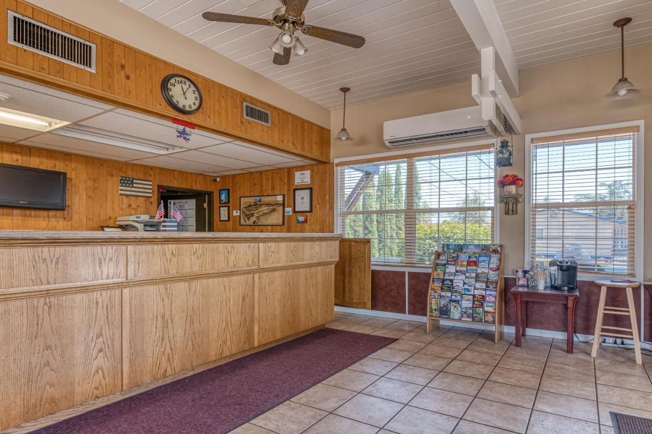 Cedar Lodge Motor Inn Медфорд Экстерьер фото