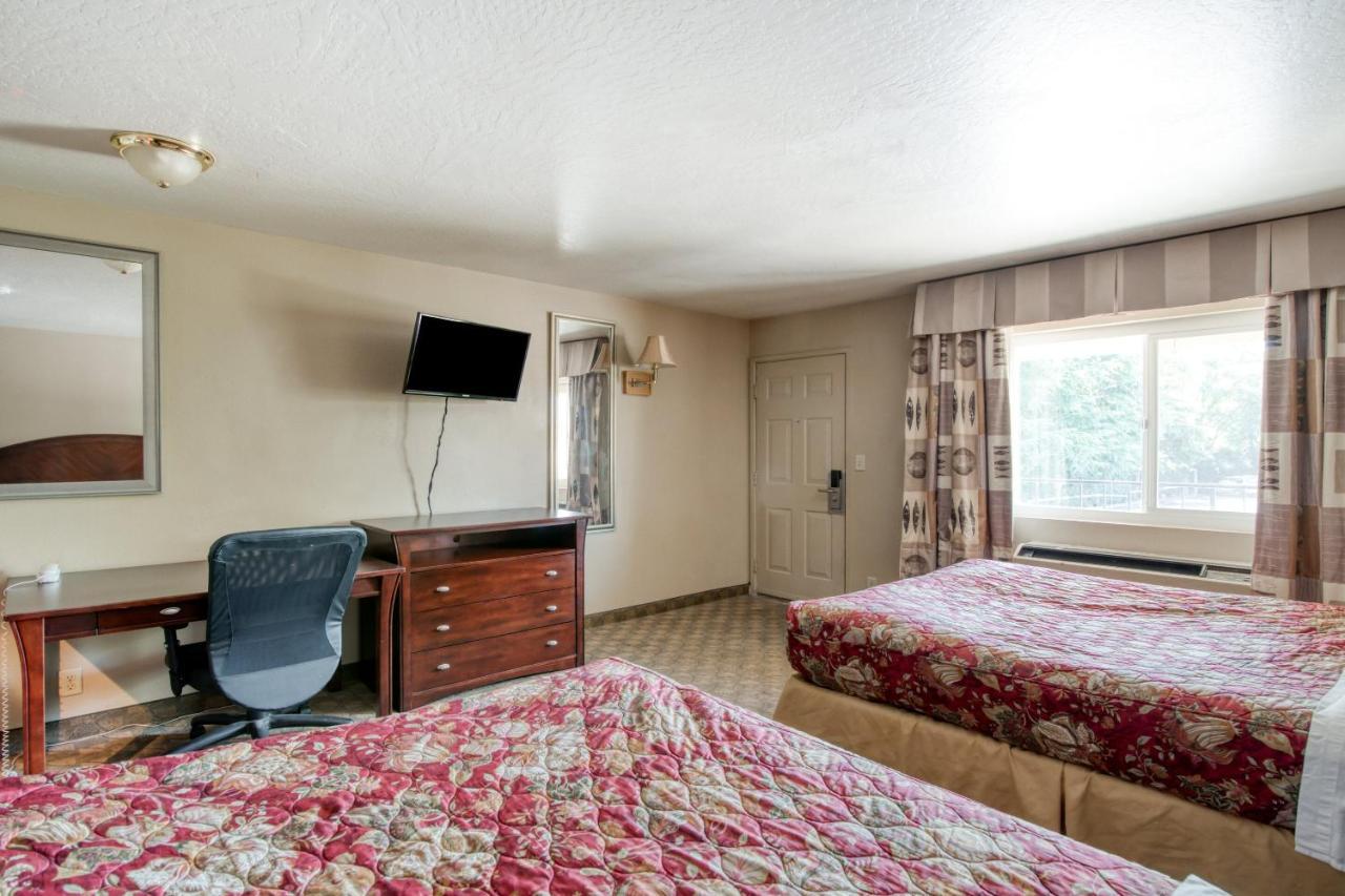 Cedar Lodge Motor Inn Медфорд Экстерьер фото