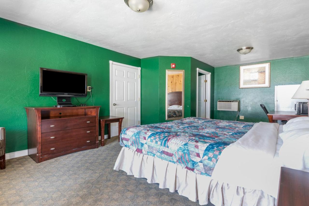 Cedar Lodge Motor Inn Медфорд Экстерьер фото