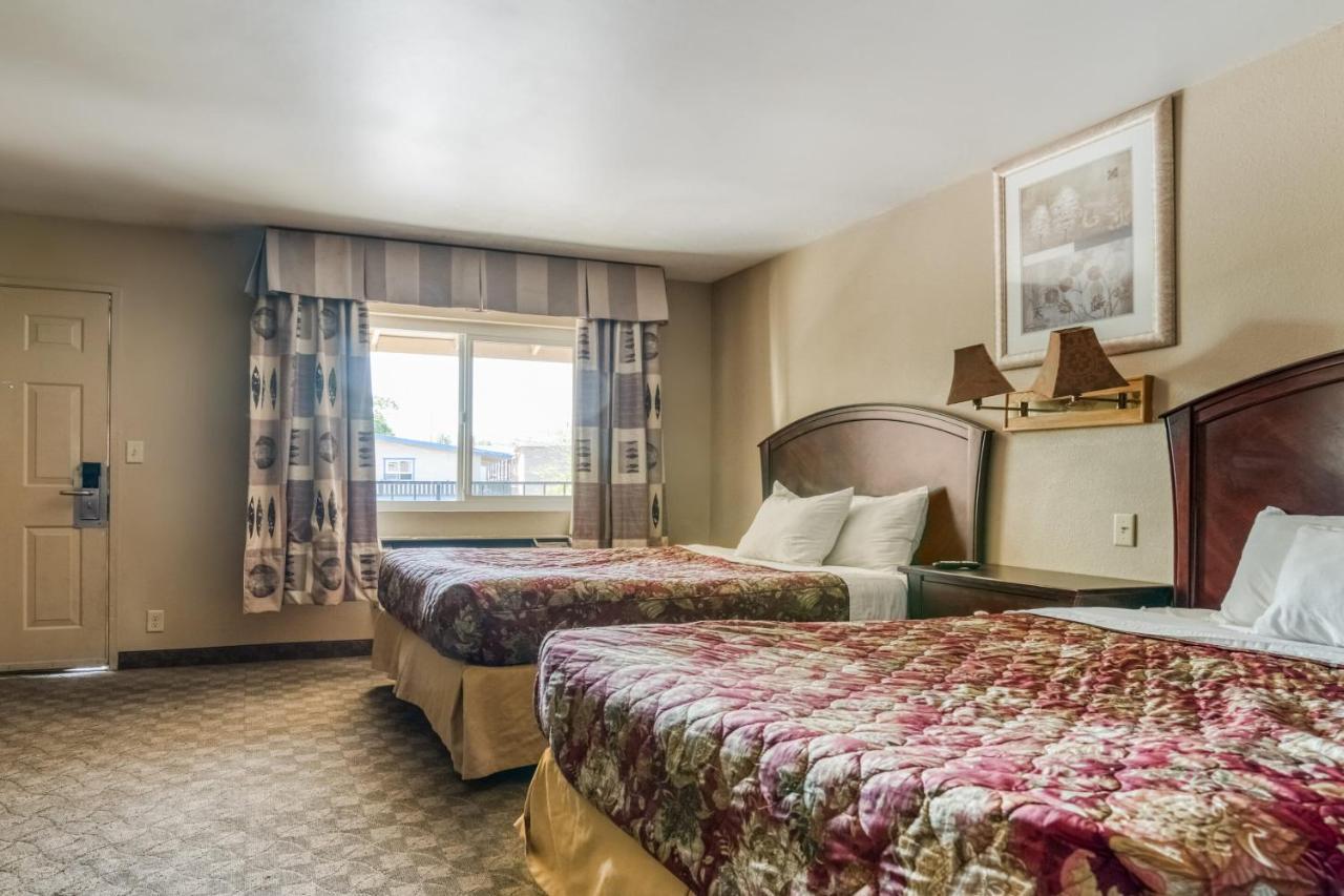 Cedar Lodge Motor Inn Медфорд Экстерьер фото