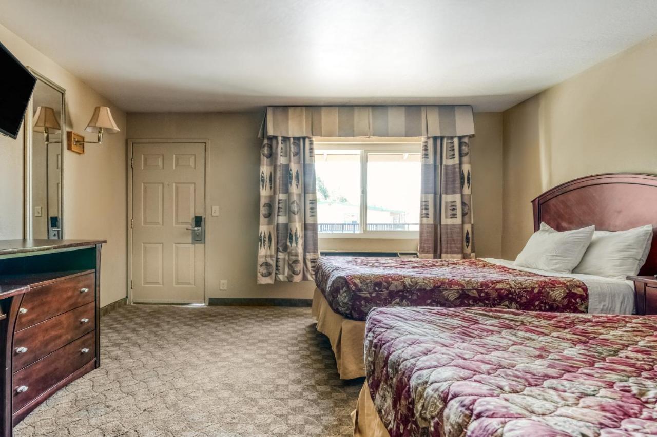 Cedar Lodge Motor Inn Медфорд Экстерьер фото