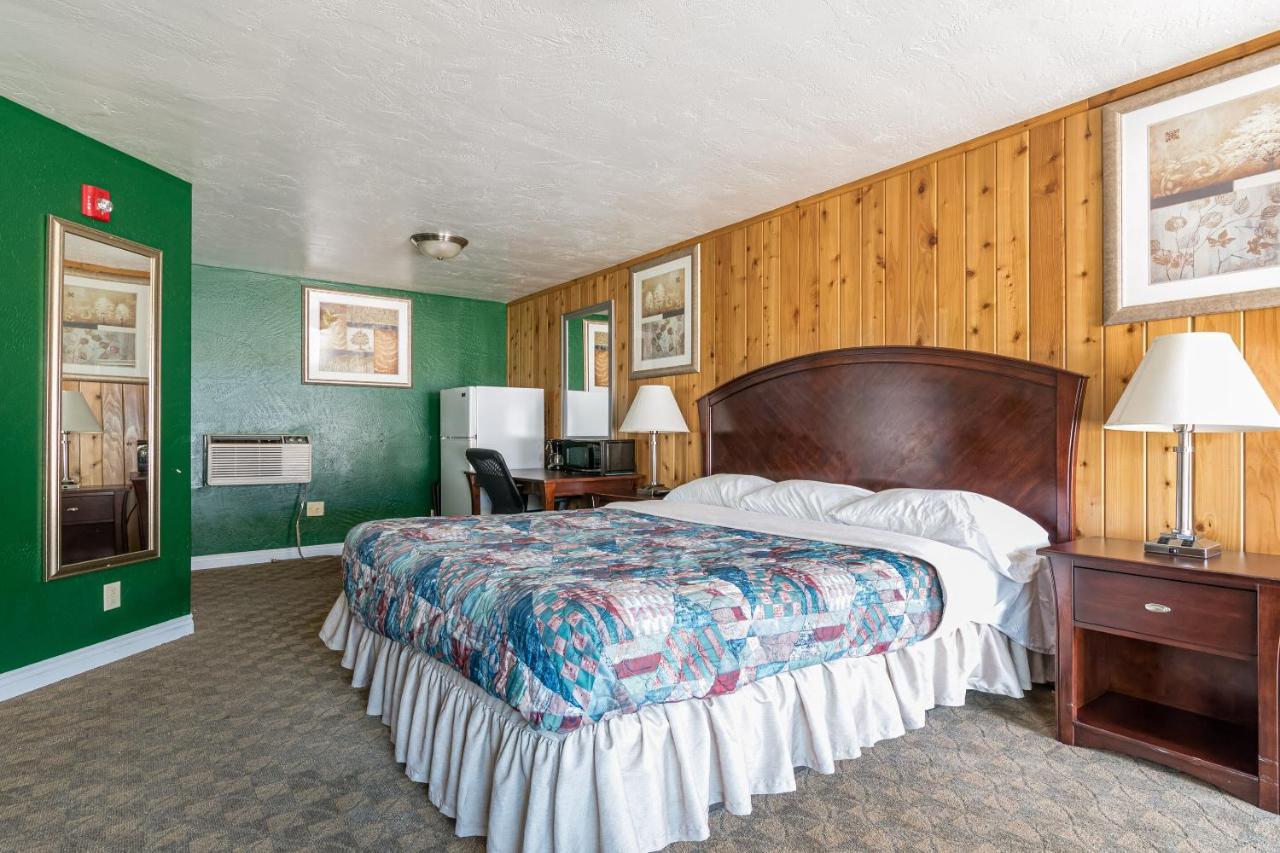 Cedar Lodge Motor Inn Медфорд Экстерьер фото
