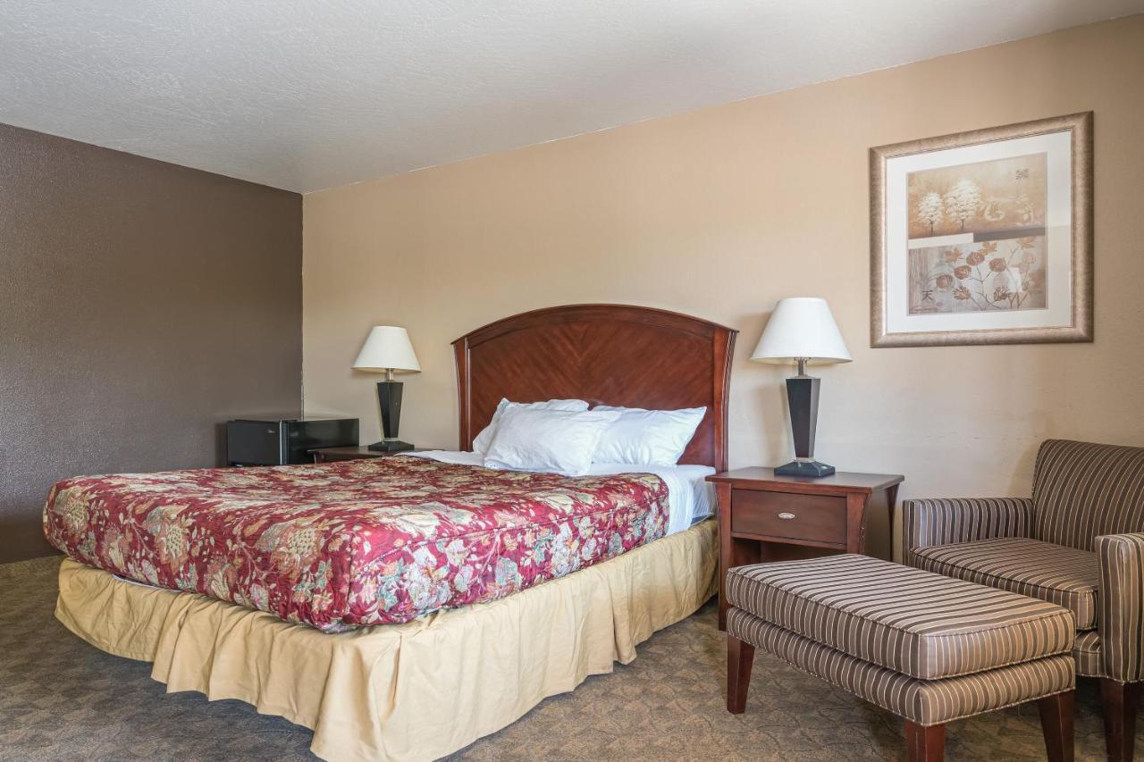 Cedar Lodge Motor Inn Медфорд Экстерьер фото