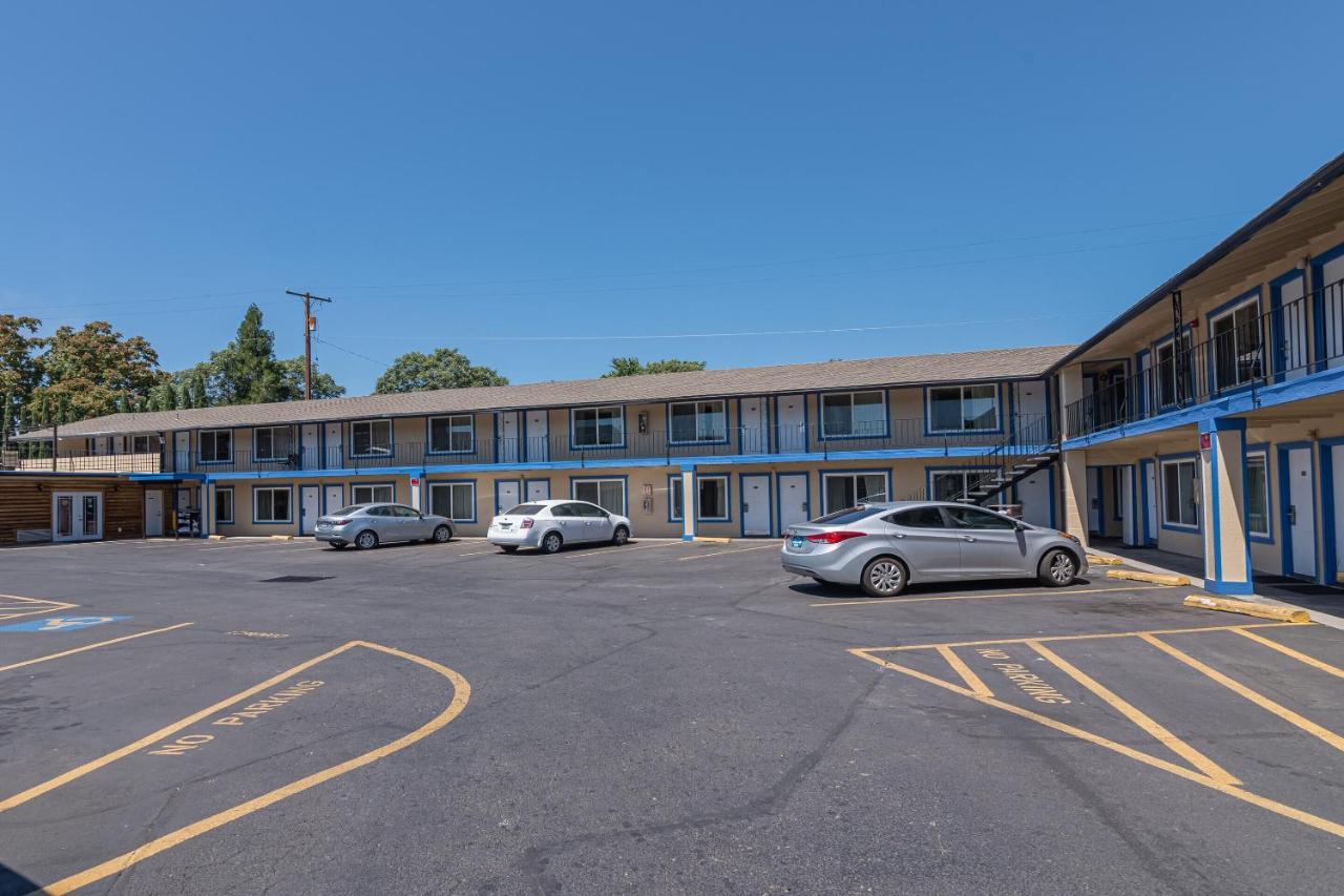 Cedar Lodge Motor Inn Медфорд Экстерьер фото