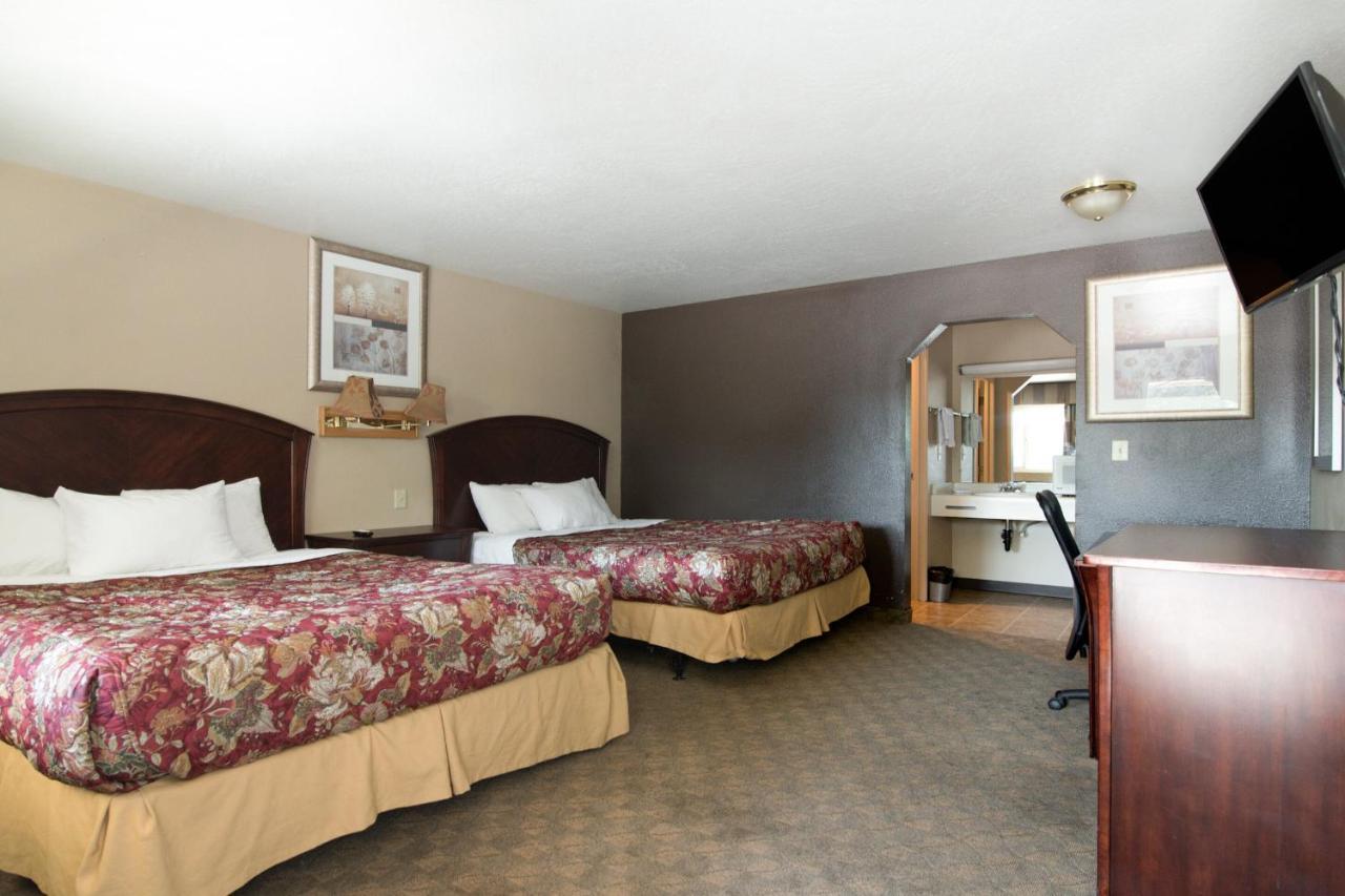 Cedar Lodge Motor Inn Медфорд Экстерьер фото