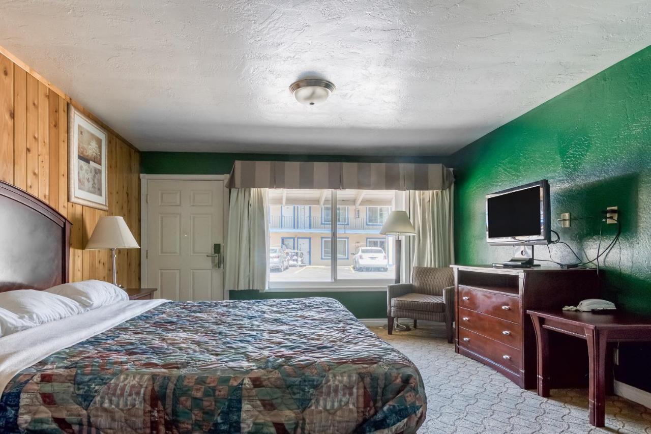 Cedar Lodge Motor Inn Медфорд Экстерьер фото
