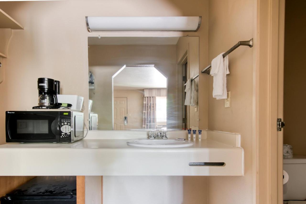 Cedar Lodge Motor Inn Медфорд Экстерьер фото